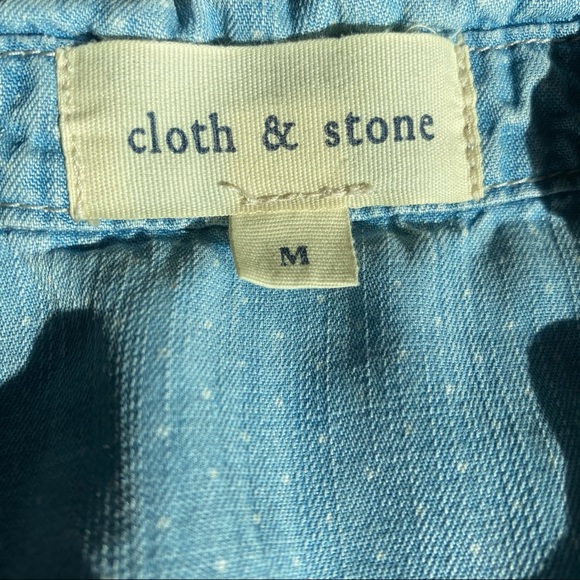 A sleeveless jean top - Picture 2 of 3